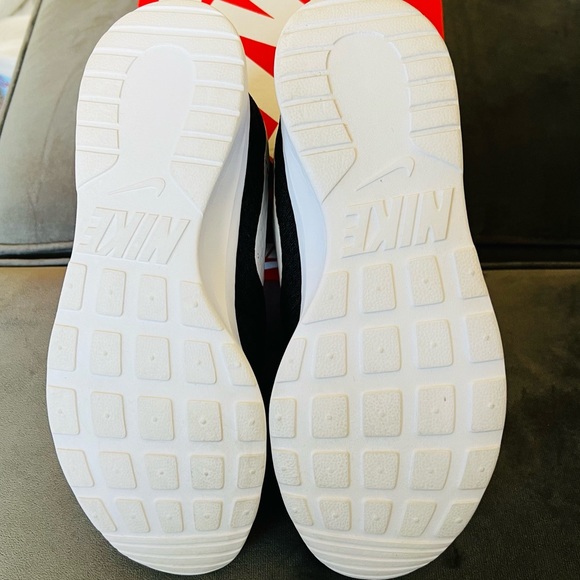 Women’s Nike Shoes | Black/White | Size: 6.5 - Picture 5 of 6